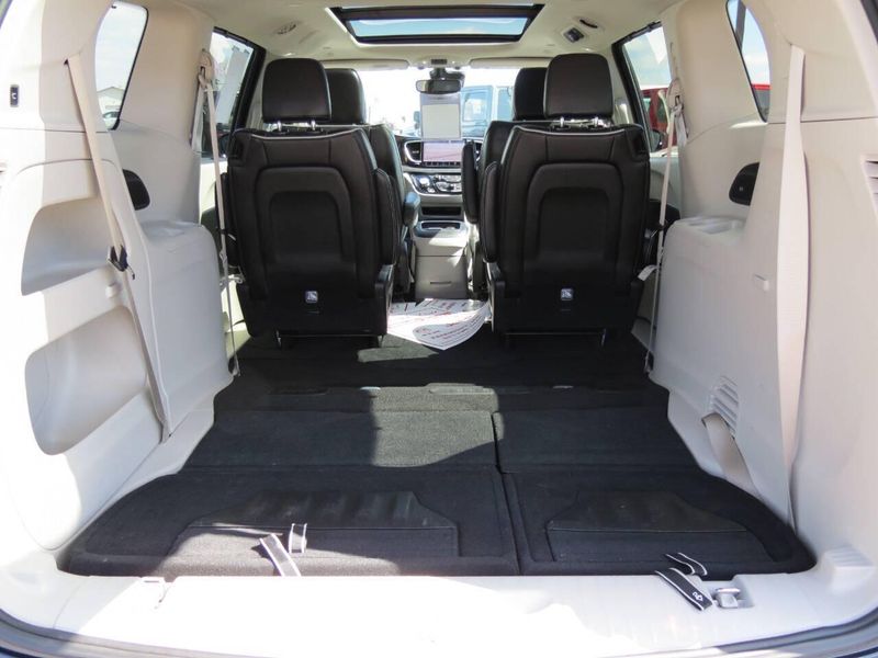 Used 2024 Chrysler Pacifica Limited 4dr Mini VanImage 24