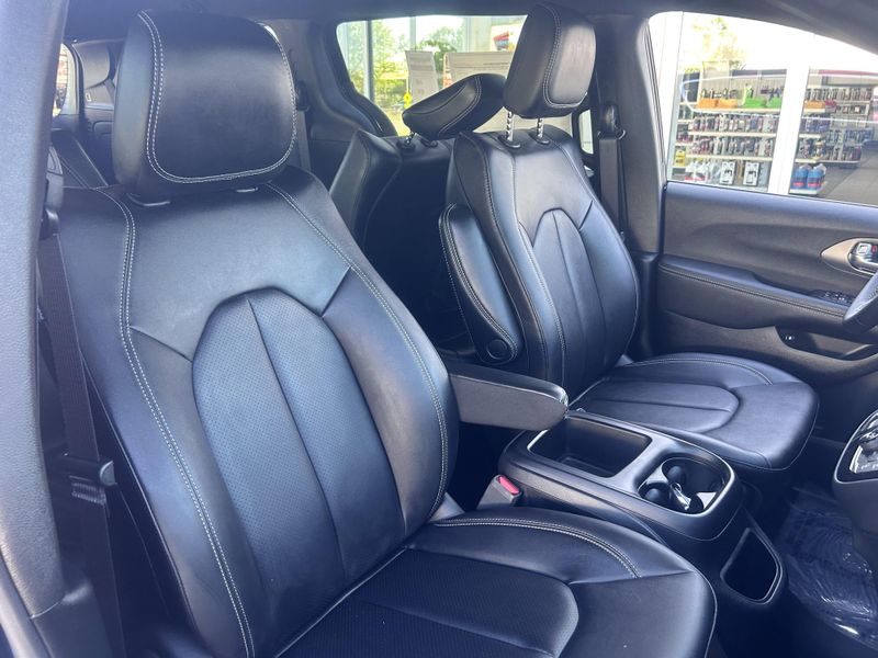 2025 Chrysler Pacifica Hybrid SelectImage 17