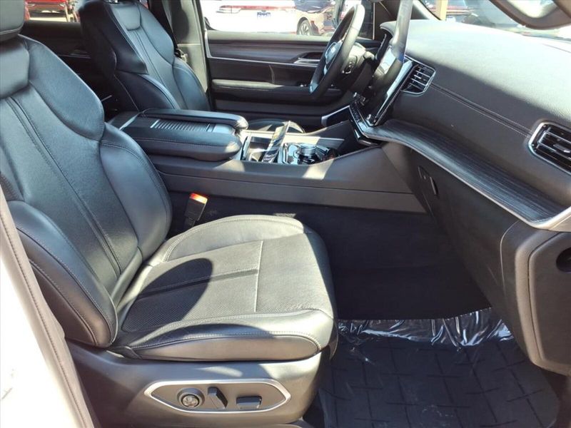 2024 Jeep Wagoneer L Series II photo 3