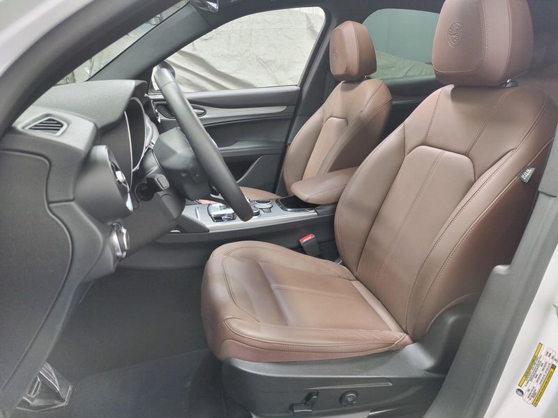 2024 Alfa Romeo Stelvio Ti AWD w/Sunroof/NavImage 16