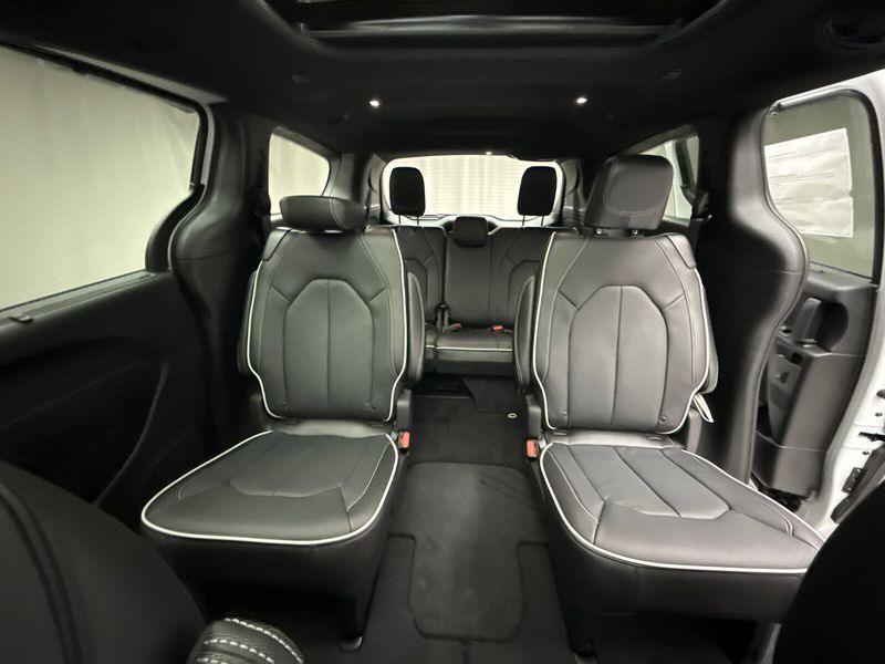 New 2026 Chrysler Pacifica Limited AwdImage 16