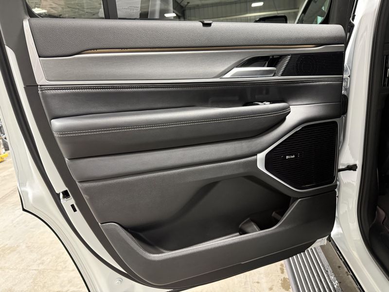 2026 Jeep Grand Wagoneer Limited Reserve 4x4Image 19