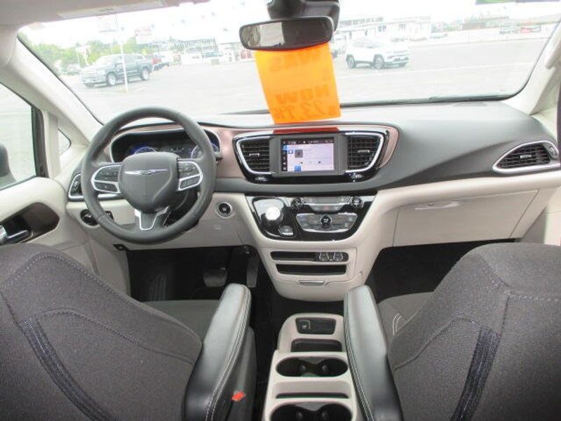 Used 2023 Chrysler Voyager LXImage 30