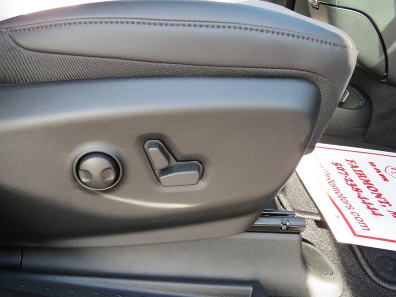 New 2026 Chrysler Pacifica Select AwdImage 10