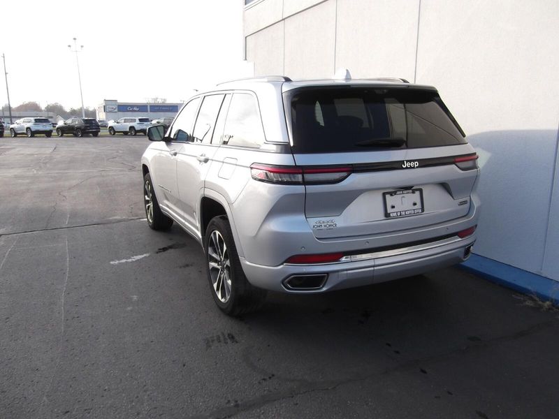 2022 Jeep Grand Cherokee Overland photo 3