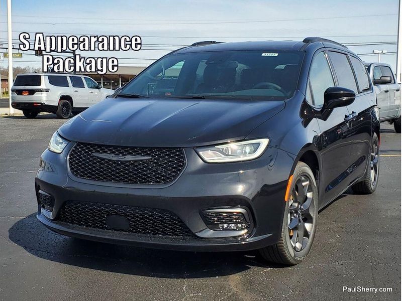 New 2026 Chrysler Pacifica Select