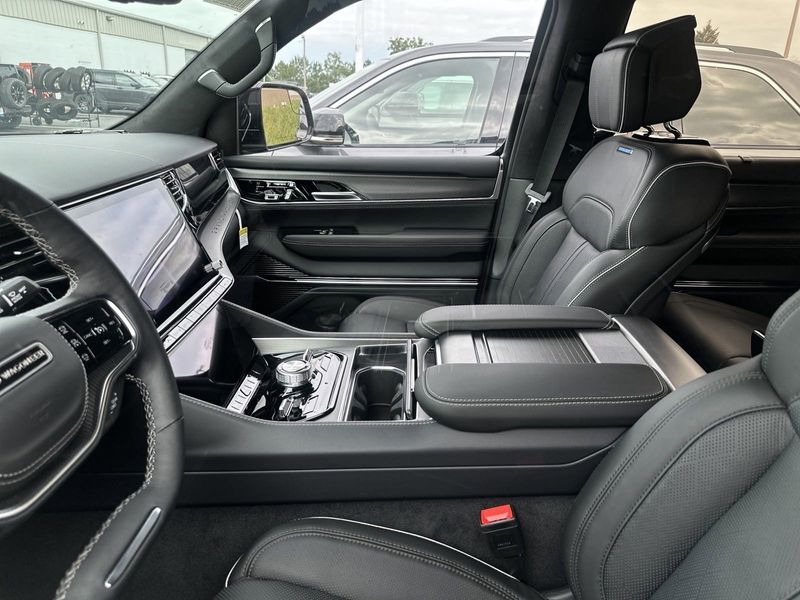 2023 Grand Wagoneer Obsidian 4X4Image 14