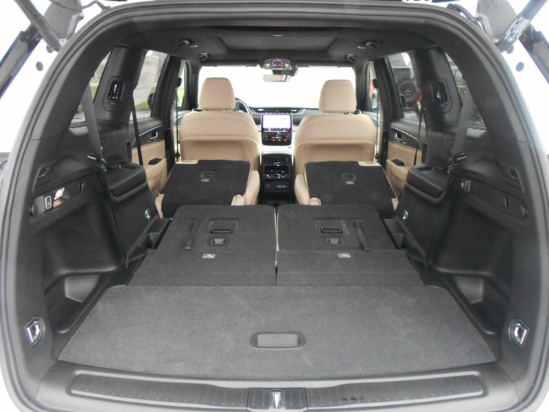 2025 Jeep Grand Cherokee L Limited 4x4Image 18
