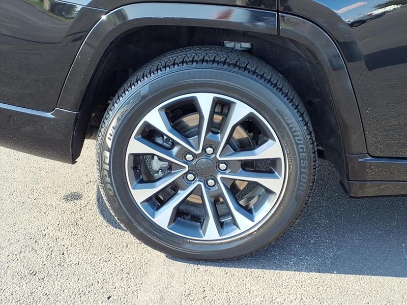 2024 Jeep Grand Cherokee Overland photo 2