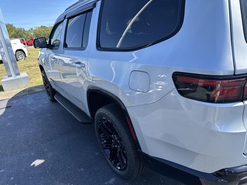 2023 Jeep Wagoneer Series CarbideImage 10