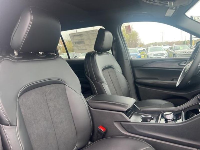 2025 Jeep Grand Cherokee L Altitude X 4x4Image 29