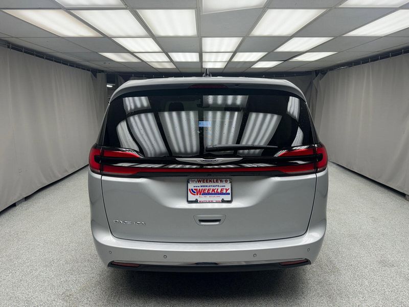 2024 Chrysler Pacifica Touring LImage 3