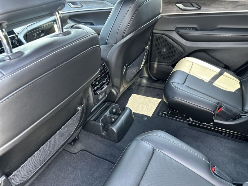 New 2025 Jeep Grand Cherokee L Limited 4x4Image 18