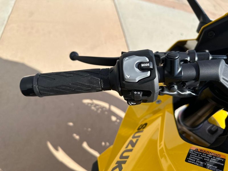 2025 Suzuki GSX-8R Image 3