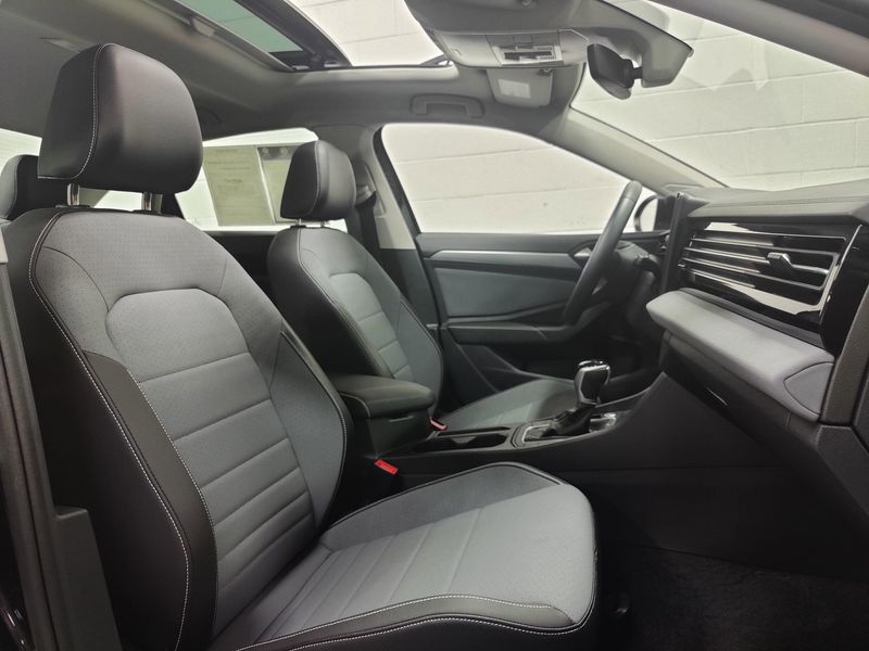 Used 2025 Volkswagen Jetta SE w/SunroofImage 4