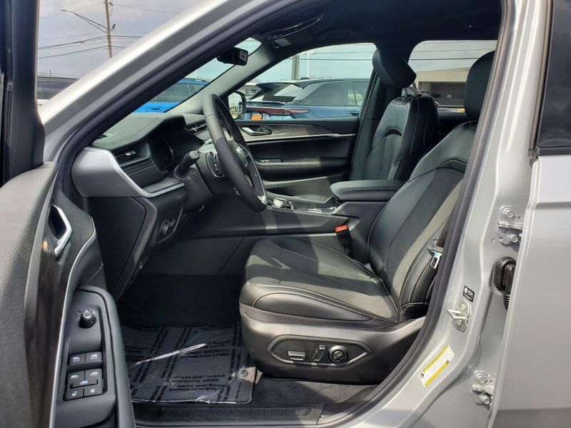 New 2026 Jeep Grand Cherokee Laredo Altitude 4x4