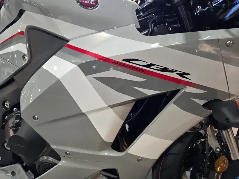 2025 Honda CBR600RR ABS DEEP PEARL GRAY Image 14