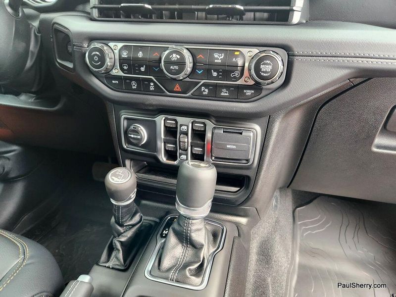 2025 Jeep Wrangler 4-door SaharaImage 30