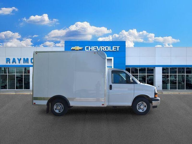 New 2026 Chevrolet Express 3500 Work VanImage 4