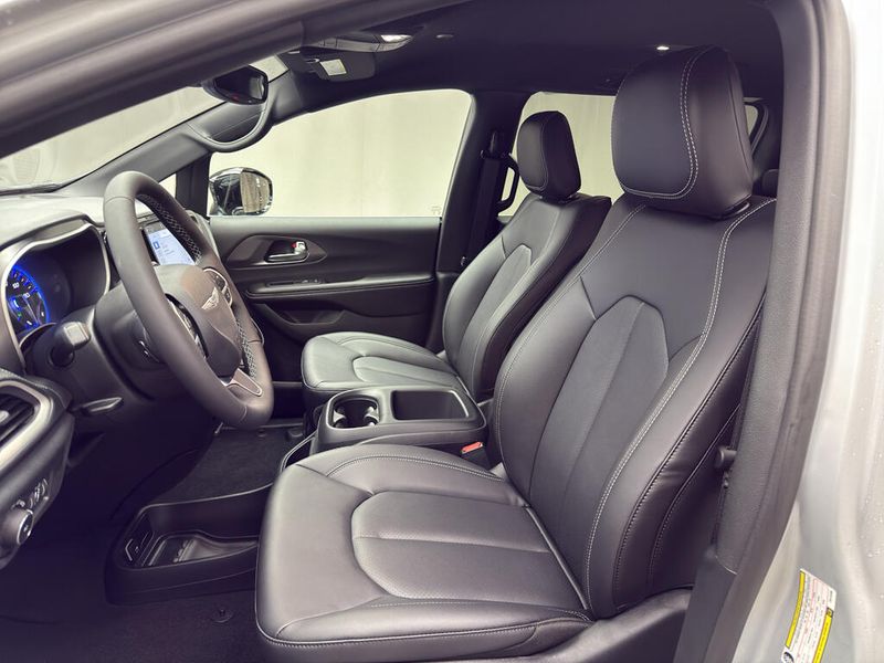 New 2026 Chrysler Pacifica Select AwdImage 7