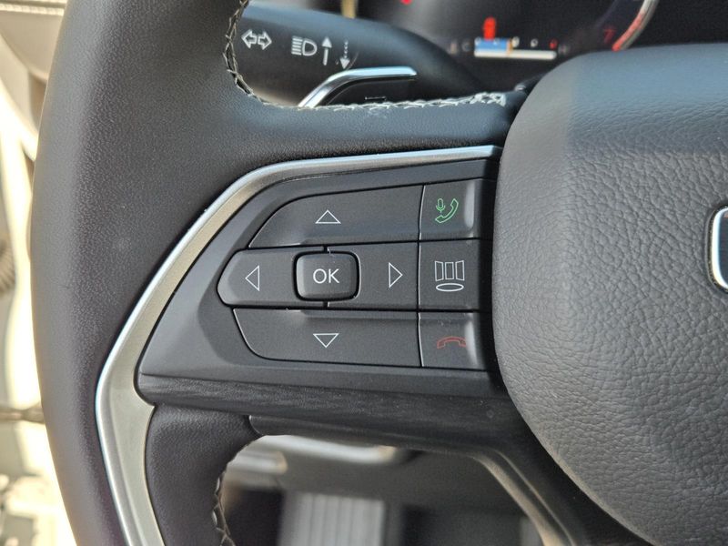 Used 2025 Jeep Grand Cherokee Laredo X 4x2