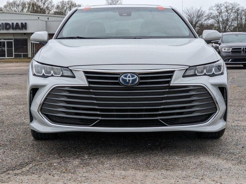 2022 Toyota Avalon Hybrid XLE in a Ice Edge exterior color and Blackinterior. Johnson Dodge 601-693-6343 pixelmotiondemo.com 