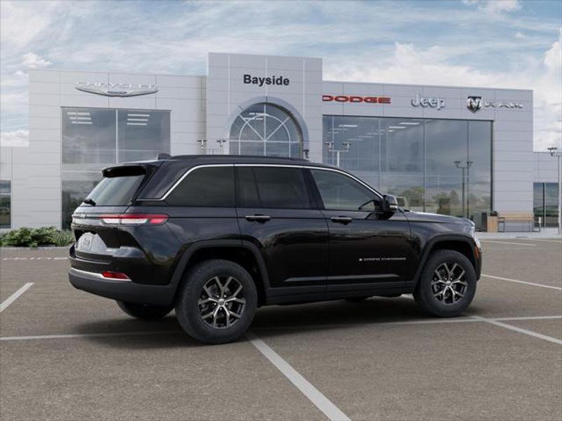 2025 Jeep Grand Cherokee Limited photo 3