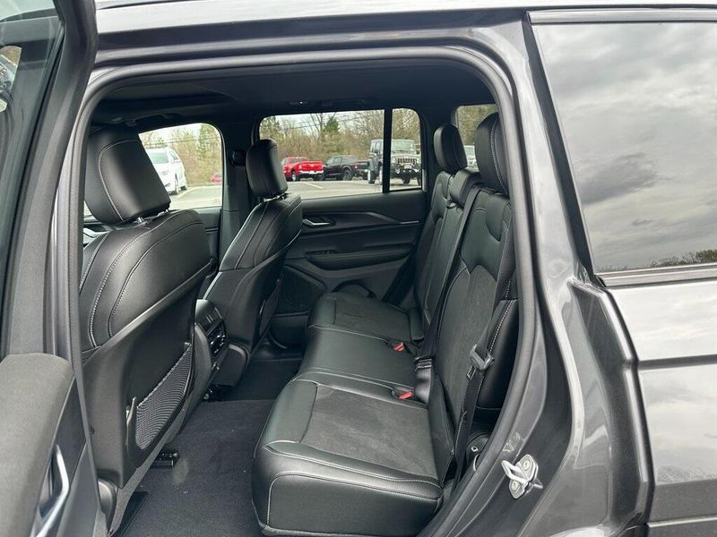 2025 Jeep Grand Cherokee Altitude X 4x4Image 13