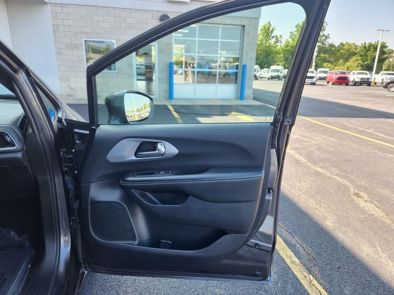 Used 2021 Chrysler Pacifica Touring L S
