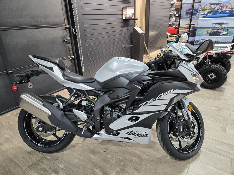 2025 Kawasaki NINJA ZX4RR ABS METALLIC MATTE WHITISH SILVER AND METALLIC FLAT SPARK BLACK Image 2