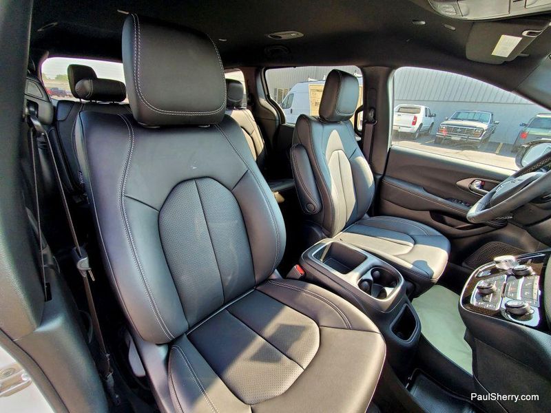 New 2025 Chrysler Voyager LxImage 14
