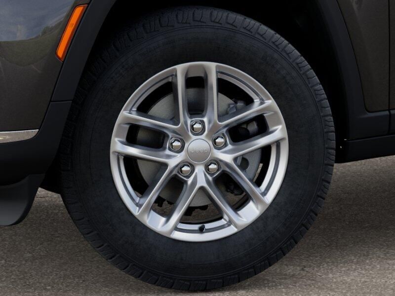 2025 Jeep Grand Cherokee Laredo X photo 3