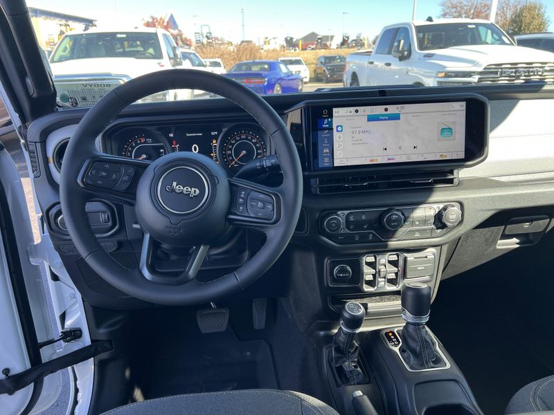 New 2026 Jeep Gladiator Sport S 4x4Image 16