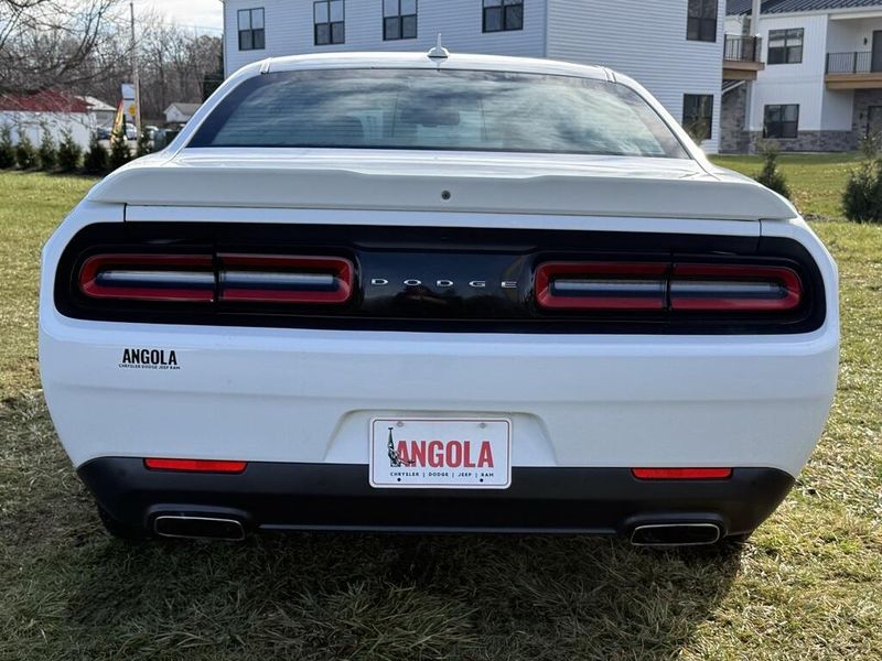 2015 Dodge Challenger SXT Plus photo 4