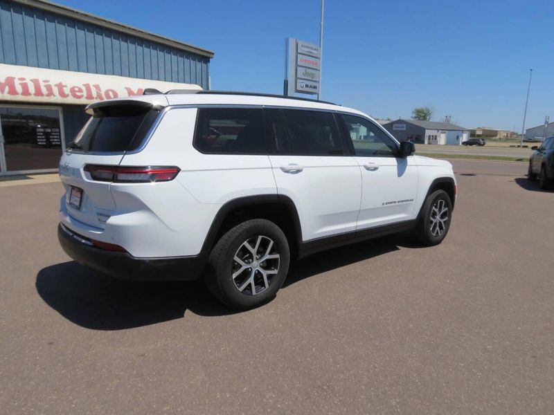 Used 2024 Jeep Grand Cherokee L Limited 4x4 4dr SUVImage 4