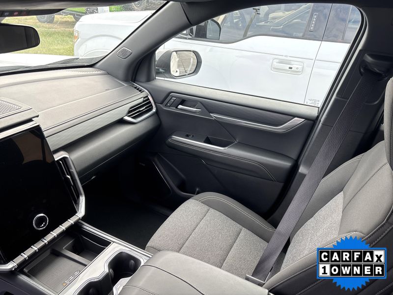 Used 2025 GMC Acadia FWD ElevationImage 25