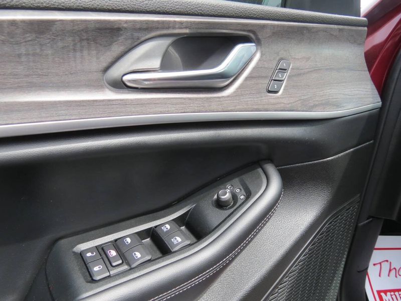 Used 2025 Jeep Grand Cherokee Limited 4x4 4dr SUVImage 8