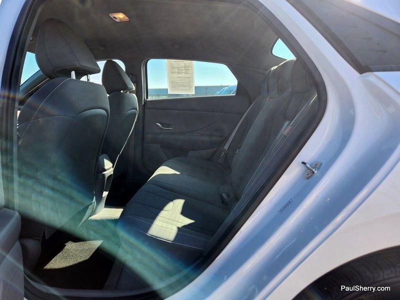 2024 Hyundai Elantra SELImage 32