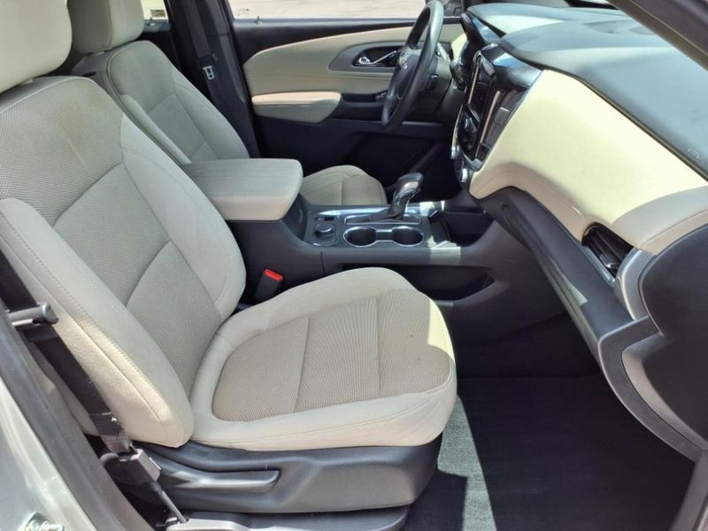 2022 Chevrolet Traverse LS photo 3
