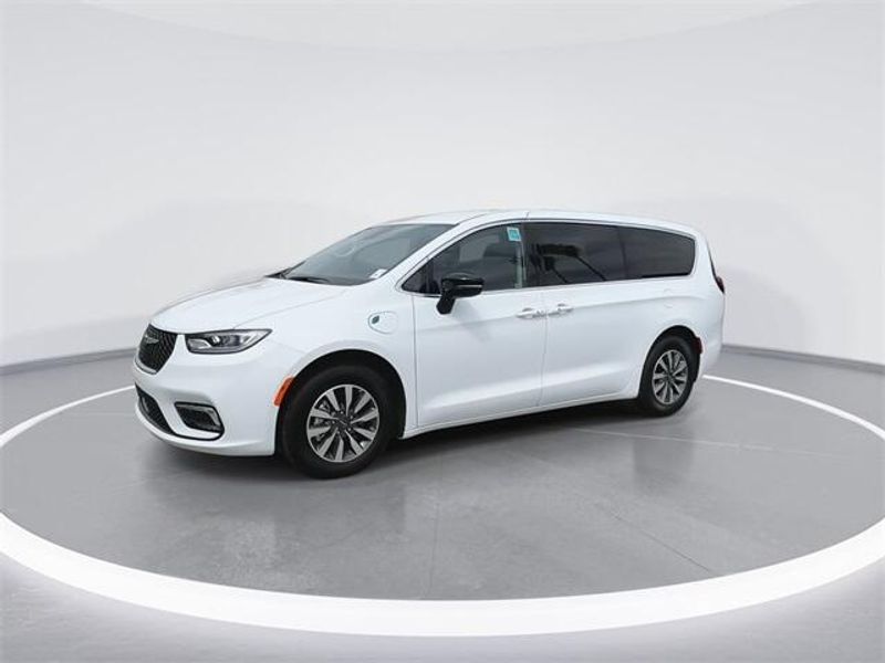 New 2024 Chrysler Pacifica Plug-in Hybrid SelectImage 4