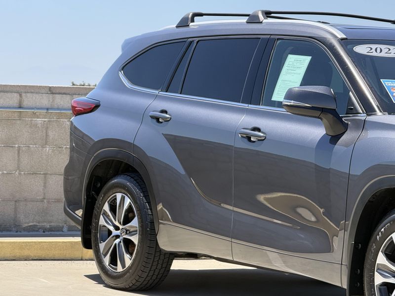 Used 2022 Toyota Highlander XLEImage 5