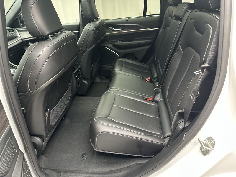 Used 2025 Jeep Grand Cherokee LimitedImage 6