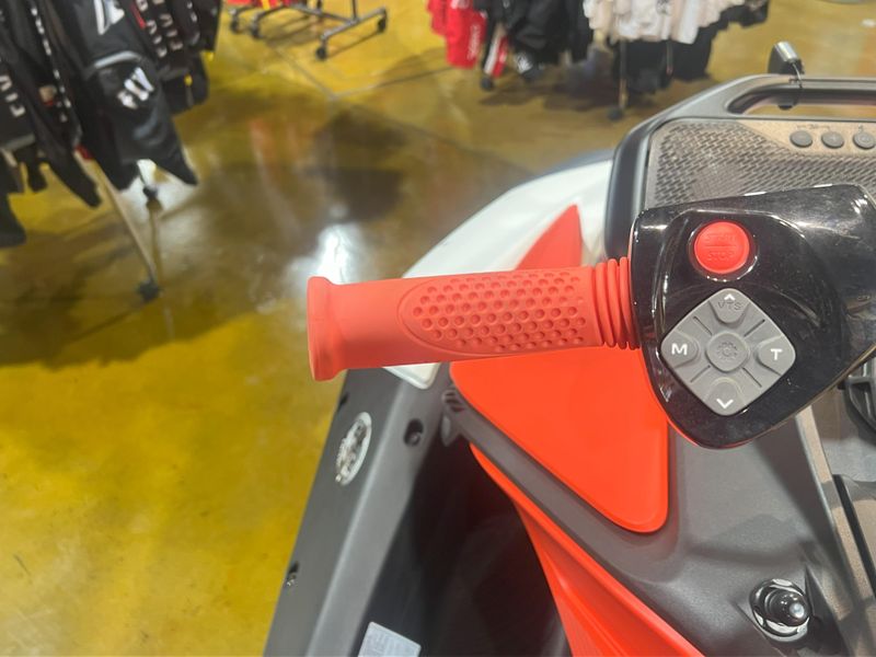 2025 Sea-Doo SPARK FOR 3 90 CONVENIENCE PACKAGE (SOUND SYSTEM) Image 7