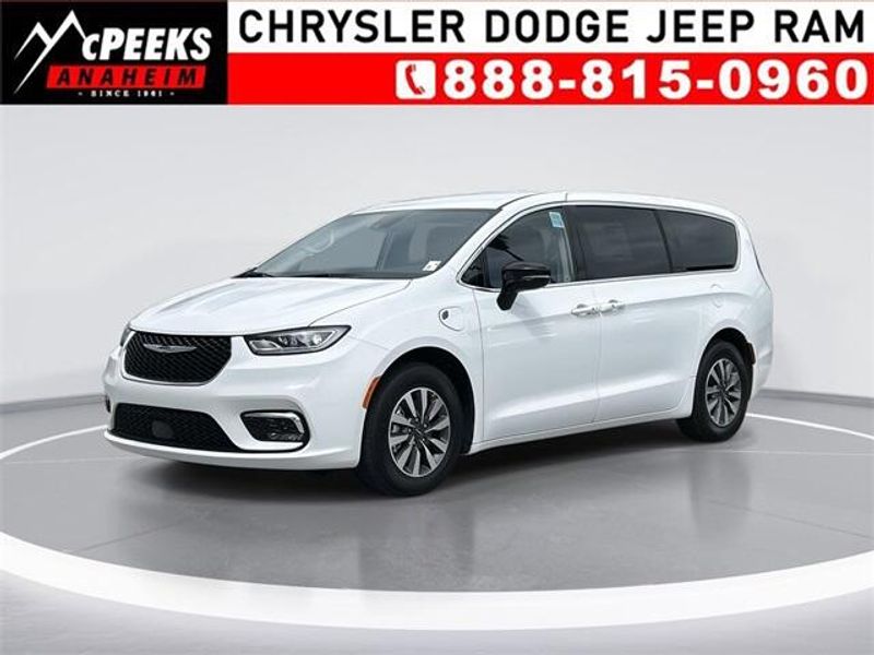 New 2024 Chrysler Pacifica Plug-in Hybrid SelectImage 1