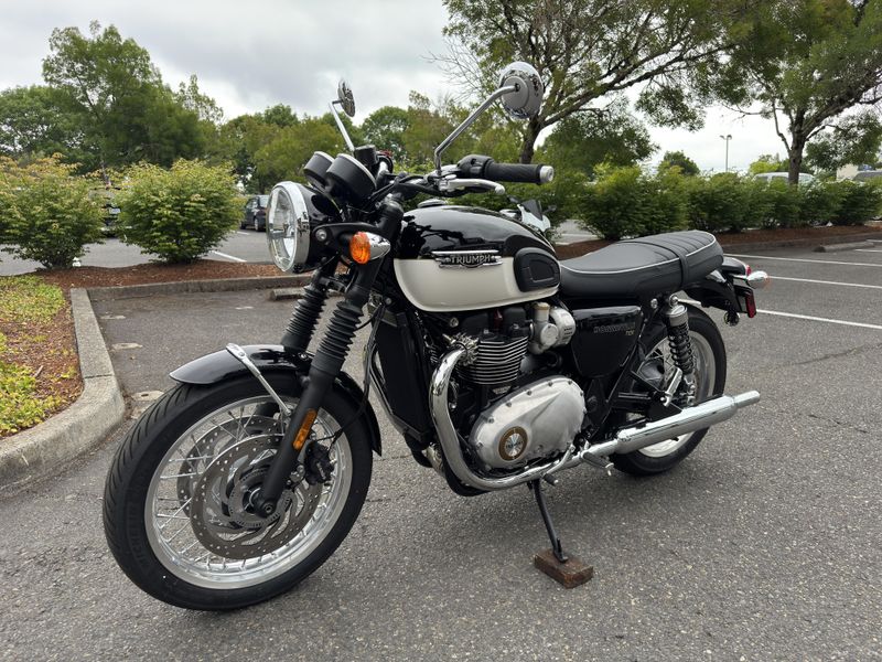 2025 Triumph Bonneville T120 - JET BLACK - FUSION WHITE 