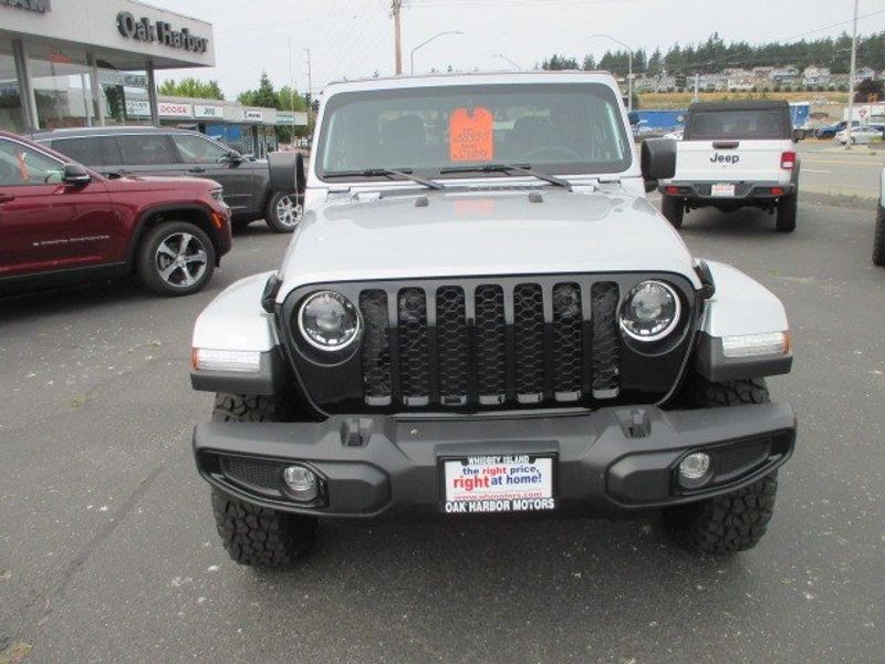 2023 Jeep Gladiator Willys 4x4 in a Silver Zynith Clear Coat exterior color and Blackinterior. Oak Harbor Motors Inc. 360-323-6434 ohmotors.com 