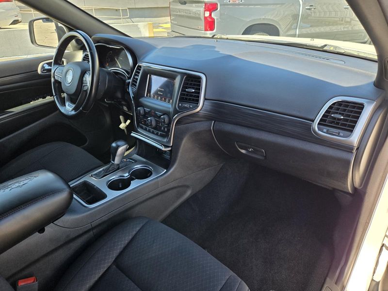 Used 2021 Jeep Grand Cherokee Laredo E 4x2