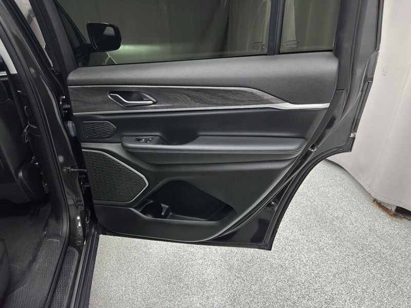 Used 2022 Jeep Grand Cherokee L LimitedImage 13