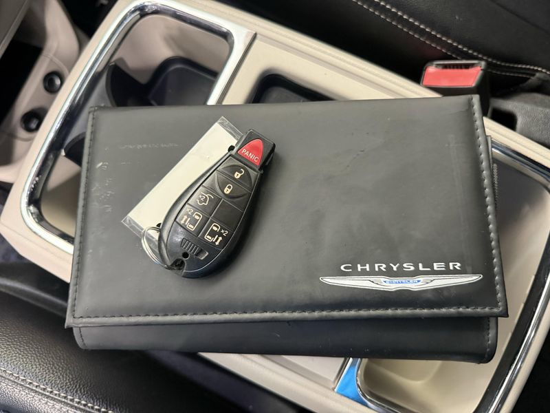 Used 2016 Chrysler Town & Country TouringImage 15