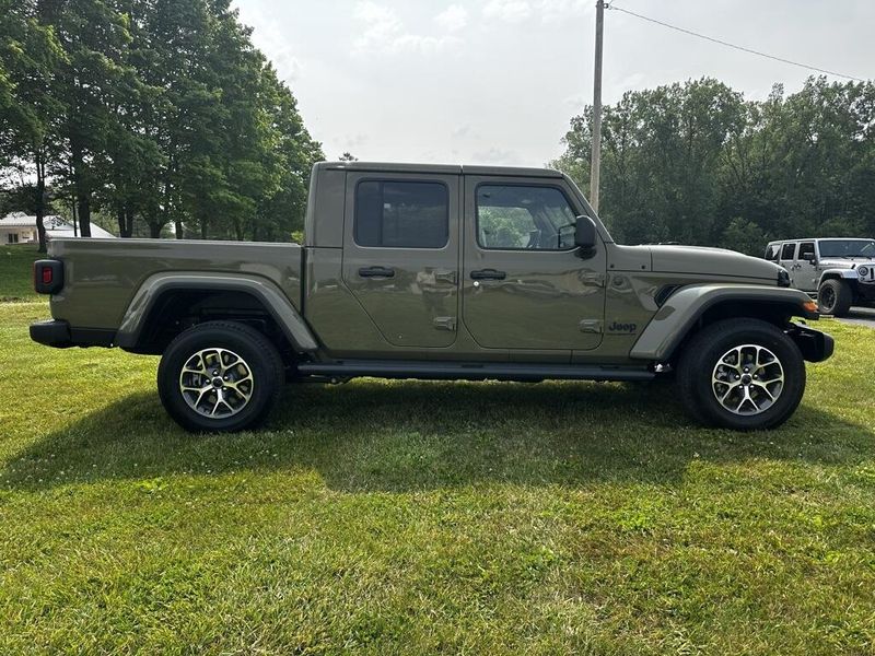 2025 Jeep Gladiator Sport S photo 2